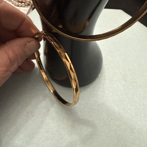 Lot of 2 Monet Gold Tone Bangle Bracelets 2 Styles - Picture 4 of 6